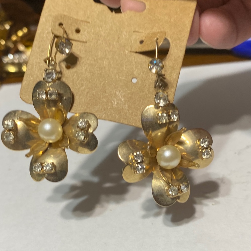 Goldtone & rhinestone dangle flower wire pierced earrings jewelry